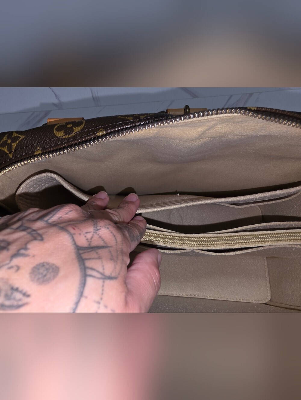 Louis Vuitton Manhattan GM - Picture 11 of 12